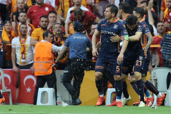 Galatasaray - Başakşehir maçında büyük olay Ortalık karıştı...