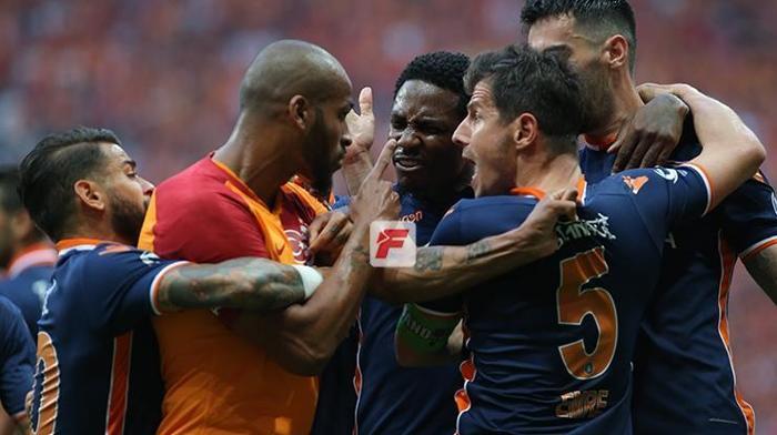 Galatasaray - Başakşehir maçında büyük olay Ortalık karıştı...