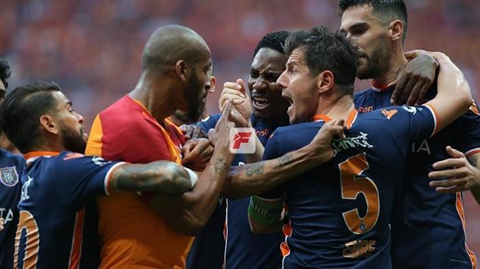Galatasaray - Başakşehir maçında büyük olay Ortalık karıştı...