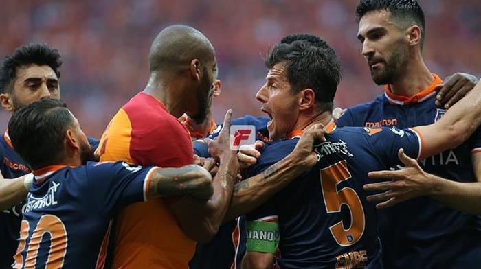 Galatasaray - Başakşehir maçında büyük olay Ortalık karıştı...