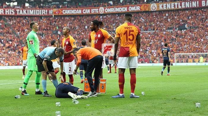 Galatasaray - Başakşehir maçında büyük olay Ortalık karıştı...