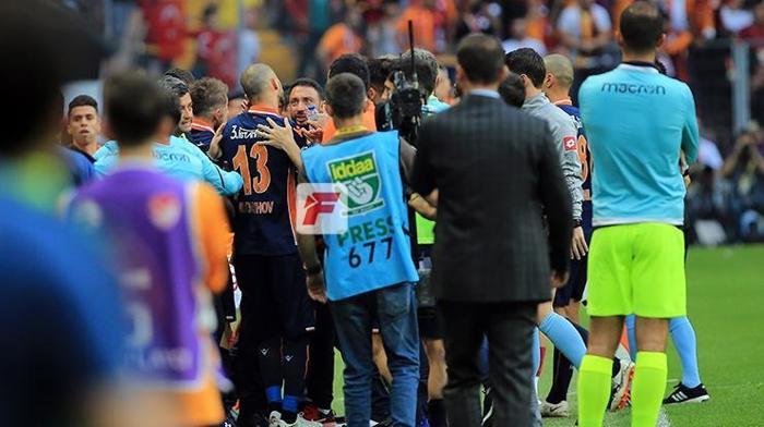 Galatasaray - Başakşehir maçında büyük olay Ortalık karıştı...