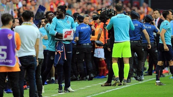 Galatasaray - Başakşehir maçında büyük olay Ortalık karıştı...