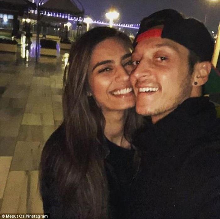 Amine Gülşe, Mesut Özilin DMsine el attı