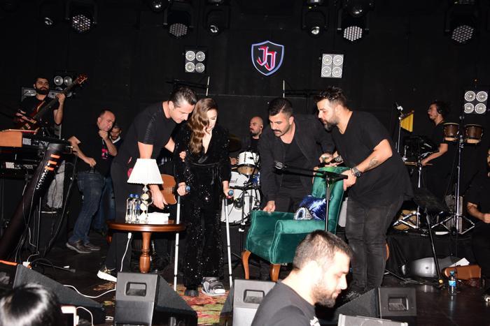 Koltuk değnekleriyle sahneye çıktı