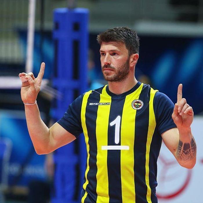 Burcu Özberk Fenerbahçeli Ulaş Kıyak ile aşk yaşıyor