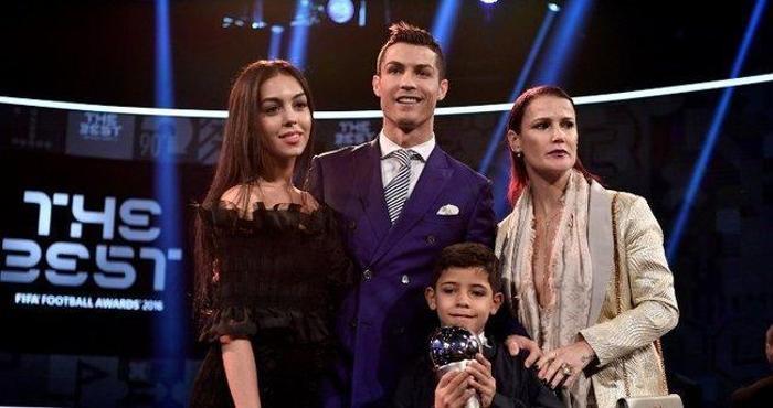 Ronaldonun aldığı nişan yüzüğünün fiyatı dudak uçuklattı
