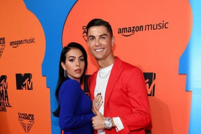 Ronaldonun aldığı nişan yüzüğünün fiyatı dudak uçuklattı