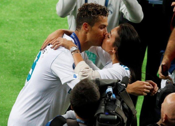 Ronaldonun aldığı nişan yüzüğünün fiyatı dudak uçuklattı