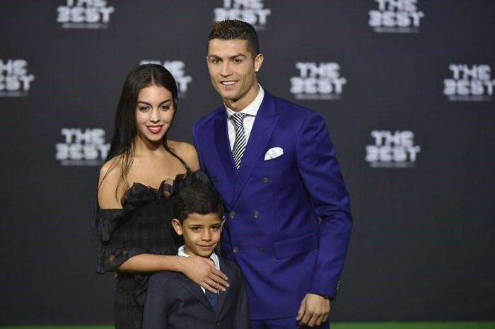 Ronaldonun aldığı nişan yüzüğünün fiyatı dudak uçuklattı