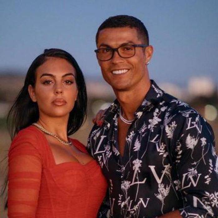 Ronaldonun aldığı nişan yüzüğünün fiyatı dudak uçuklattı