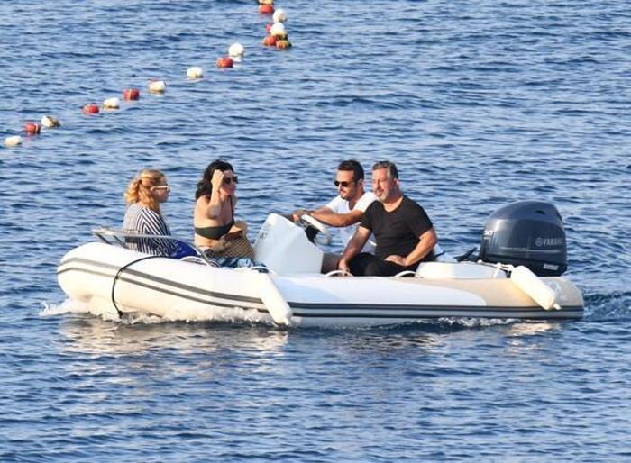 Cem Yılmaz ve Defne Samyeli tatile devam ediyor