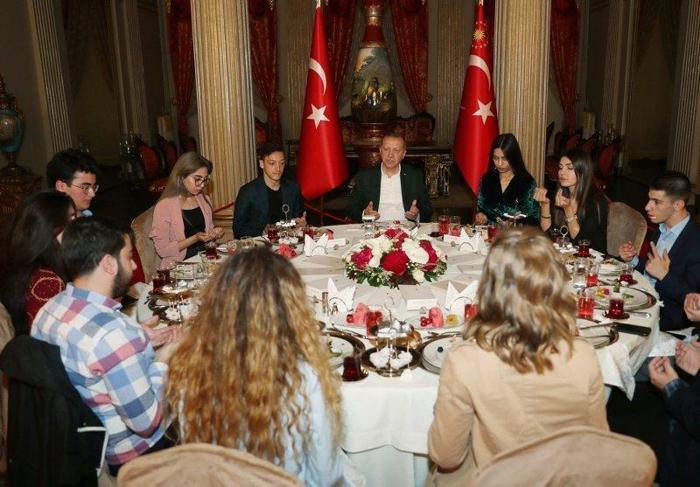 Cumhurbaşkanı Erdoğanın iftar yemeğine Mesut Özil de katıldı