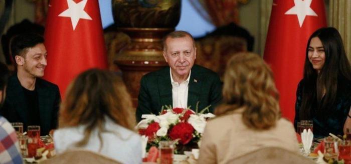 Cumhurbaşkanı Erdoğanın iftar yemeğine Mesut Özil de katıldı