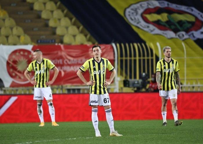 Son dakika: Fenerbahçenin yeni hocasını Serhat Akın açıkladı...