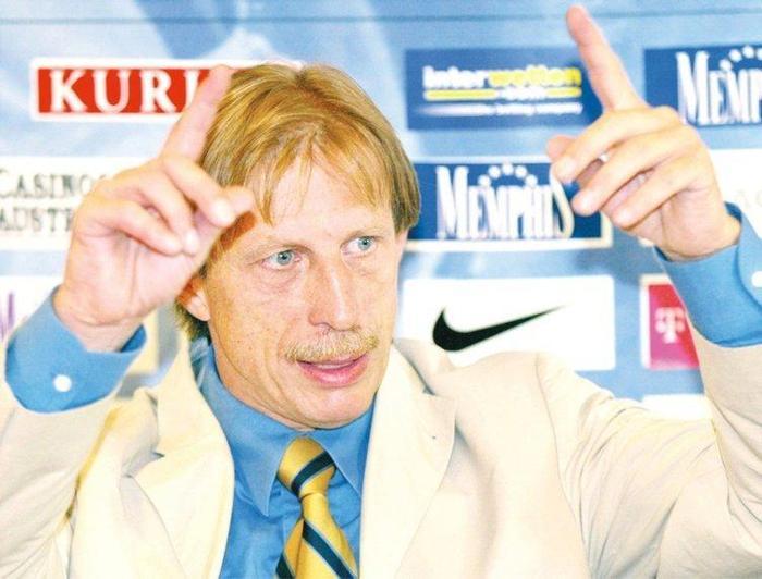 Son dakika: Fenerbahçenin yeni hocasını Serhat Akın açıkladı...