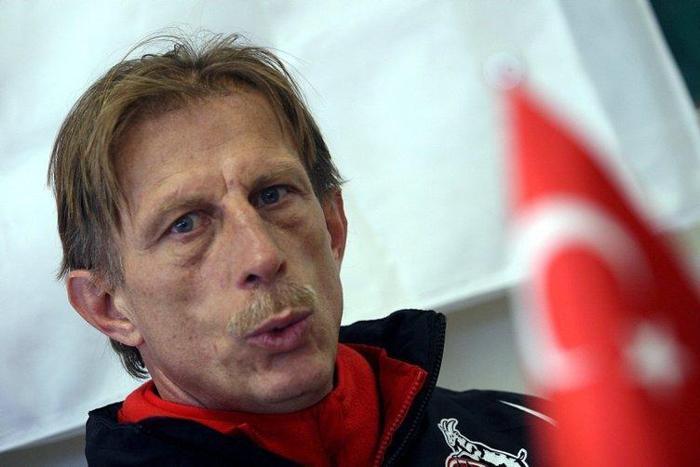 Son dakika: Fenerbahçenin yeni hocasını Serhat Akın açıkladı...