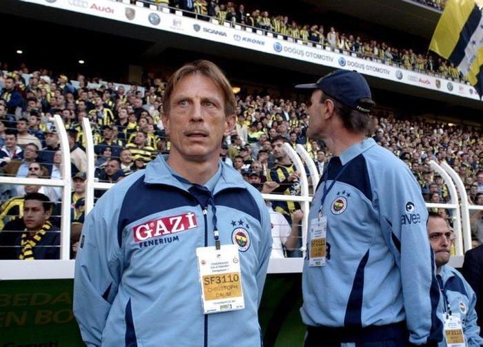 Son dakika: Fenerbahçenin yeni hocasını Serhat Akın açıkladı...
