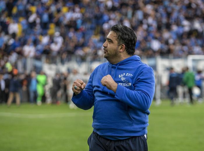 Adana Demirsporda Play-Off geldi, Ümit Özat gözyaşlarına boğuldu