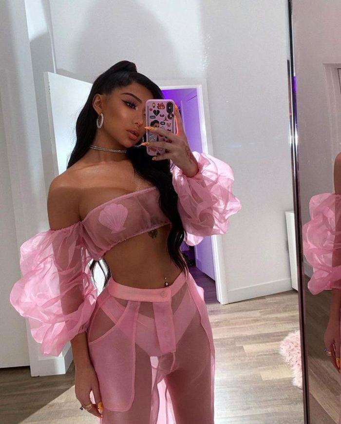 Ünlü YouTuber ödül gecesine cinsel ilişki köleleriyle katıldı