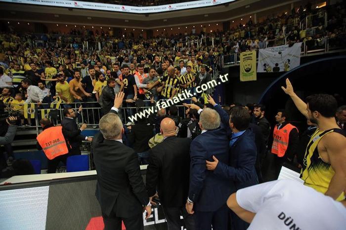Fenerbahçe - Galatasaray maçında ortalık karıştı