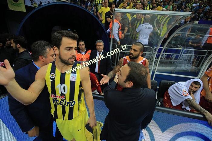 Fenerbahçe - Galatasaray maçında ortalık karıştı