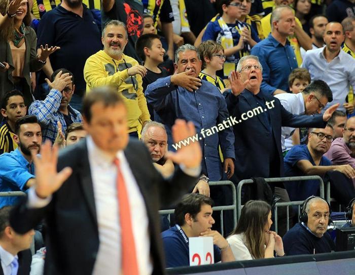 Fenerbahçe - Galatasaray maçında ortalık karıştı