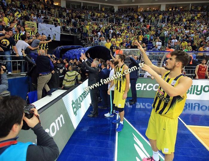 Fenerbahçe - Galatasaray maçında ortalık karıştı