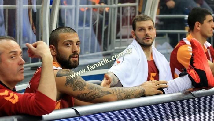 Fenerbahçe - Galatasaray maçında ortalık karıştı