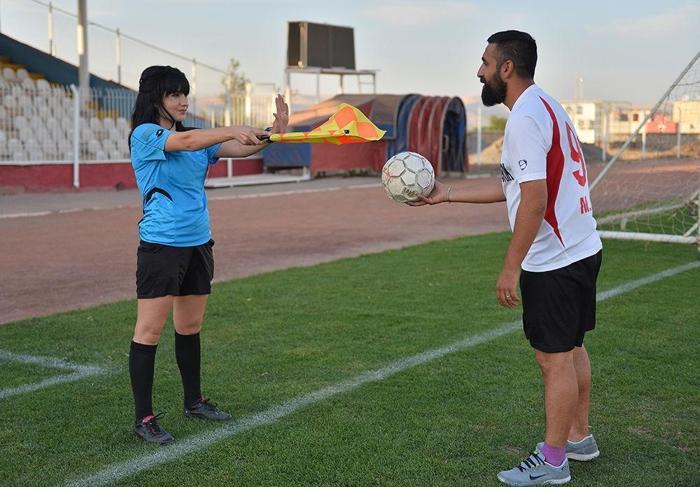 Amatör ligde futbolcu - hakem aşkı