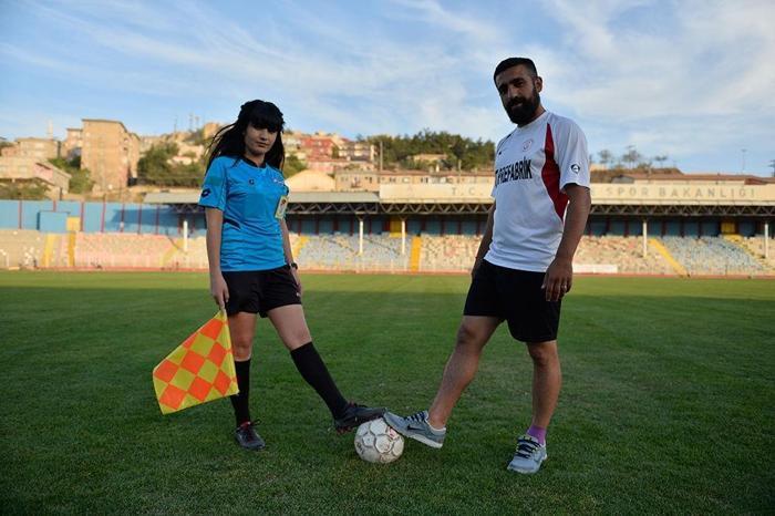 Amatör ligde futbolcu - hakem aşkı