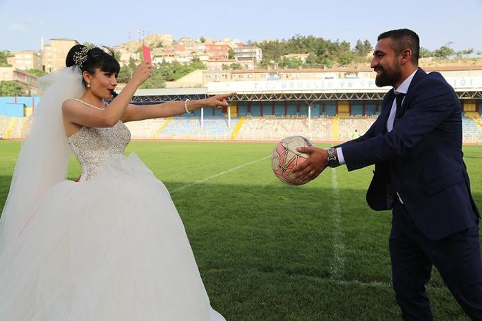 Amatör ligde futbolcu - hakem aşkı