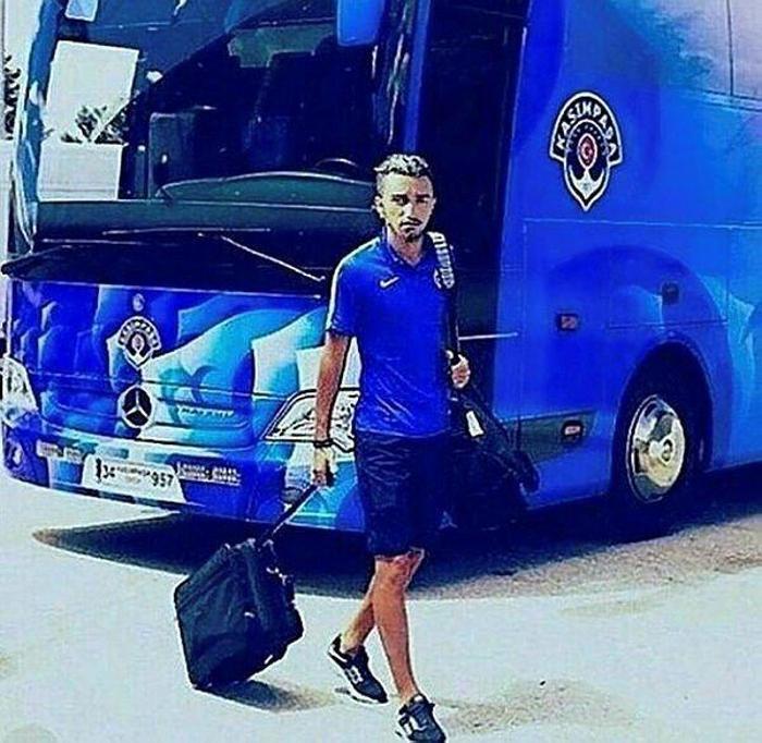 Kendisini Photoshopla futbolcunun yerine koydu, kadınları ağına düşürmeye çalıştı