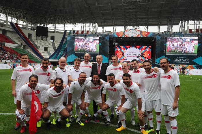 Şöhretler karması Diyarbakırda karşılaştı Başlama vuruşunu Cumhurbaşkanı Recep Tayyip Erdoğan yaptı