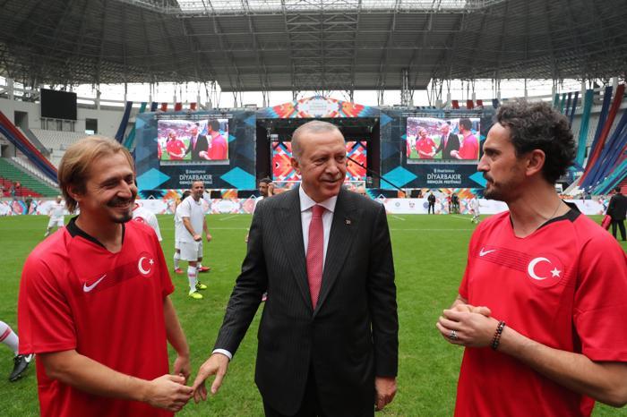 Şöhretler karması Diyarbakırda karşılaştı Başlama vuruşunu Cumhurbaşkanı Recep Tayyip Erdoğan yaptı