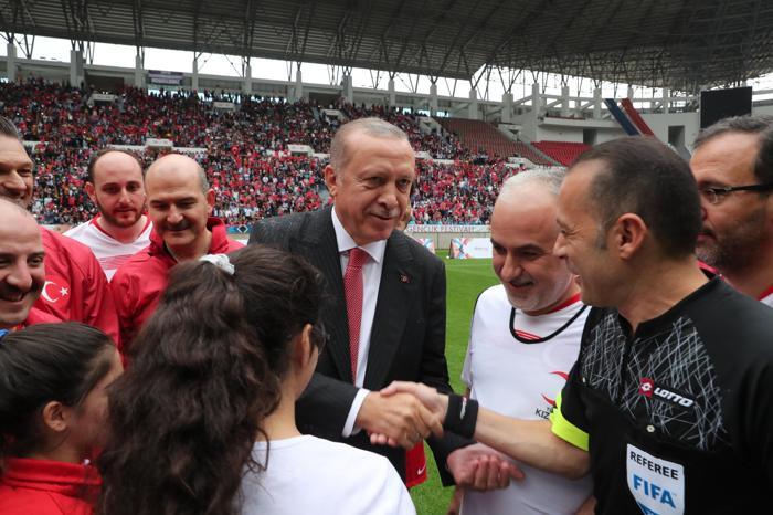 Şöhretler karması Diyarbakırda karşılaştı Başlama vuruşunu Cumhurbaşkanı Recep Tayyip Erdoğan yaptı