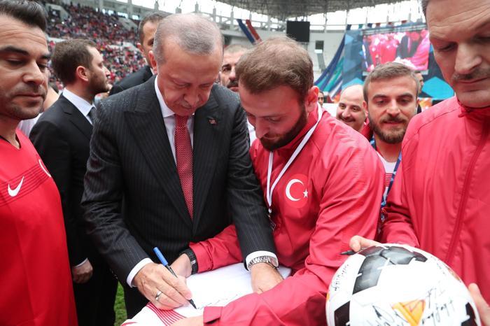 Şöhretler karması Diyarbakırda karşılaştı Başlama vuruşunu Cumhurbaşkanı Recep Tayyip Erdoğan yaptı
