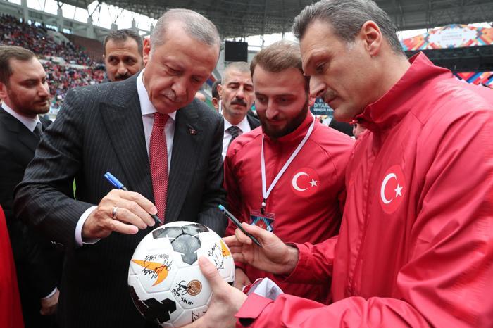 Şöhretler karması Diyarbakırda karşılaştı Başlama vuruşunu Cumhurbaşkanı Recep Tayyip Erdoğan yaptı