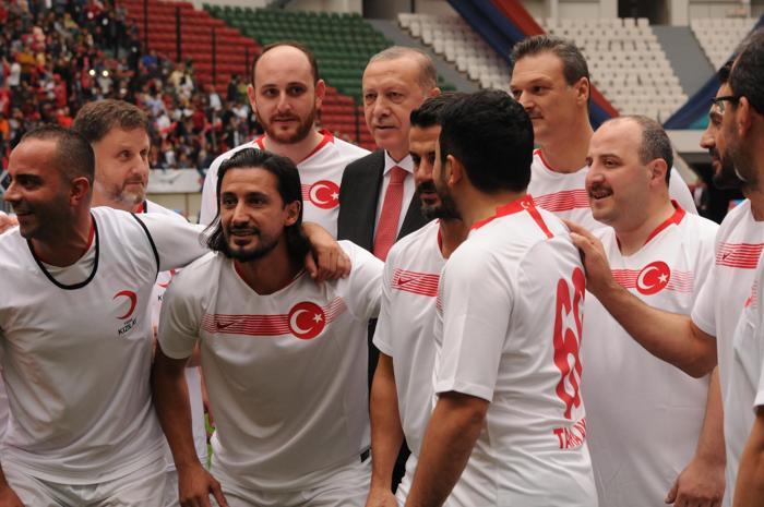 Şöhretler karması Diyarbakırda karşılaştı Başlama vuruşunu Cumhurbaşkanı Recep Tayyip Erdoğan yaptı