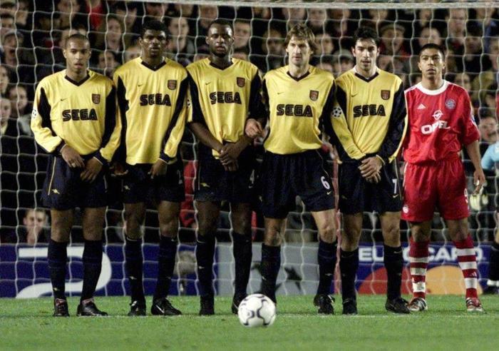 Arsenal (Thierry Henry, Nwankwo Kanu, Patrick Vieira, Tony Adams, Robert Pires) - 2000
