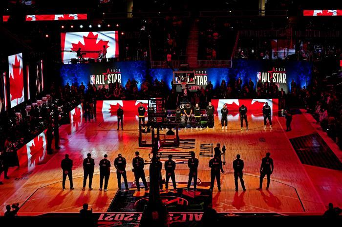 NBAde All Star heyecanı Kazanan LeBron Jamesin takımı