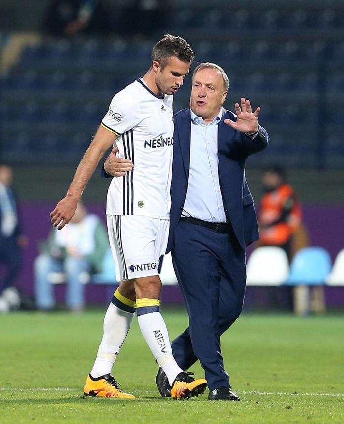 Fenerbahçede Van Persie, Burak Yılmazın yanına gidiyor