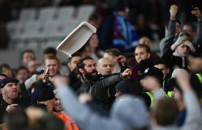 Manchester City taraftarı, Old Traffordu dağıttı