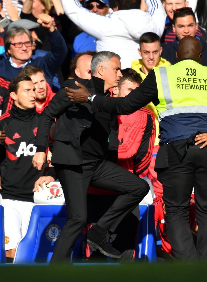 Chelsea Manchester United maçında Jose Mourinhoyu çıldırtan olay