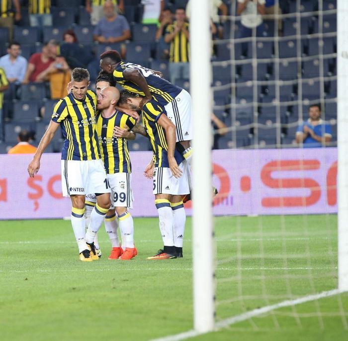 Fenerbahçede Van Persie, Burak Yılmazın yanına gidiyor