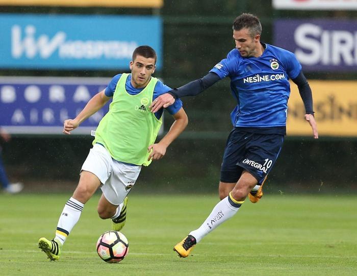 Fenerbahçede Van Persie, Burak Yılmazın yanına gidiyor