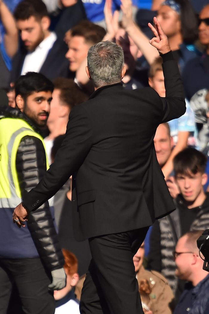 Chelsea Manchester United maçında Jose Mourinhoyu çıldırtan olay