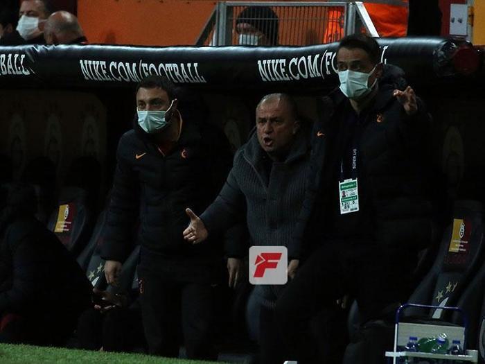 Galatasarayda Fatih Terim sinirden çılgına döndü, yere düştü