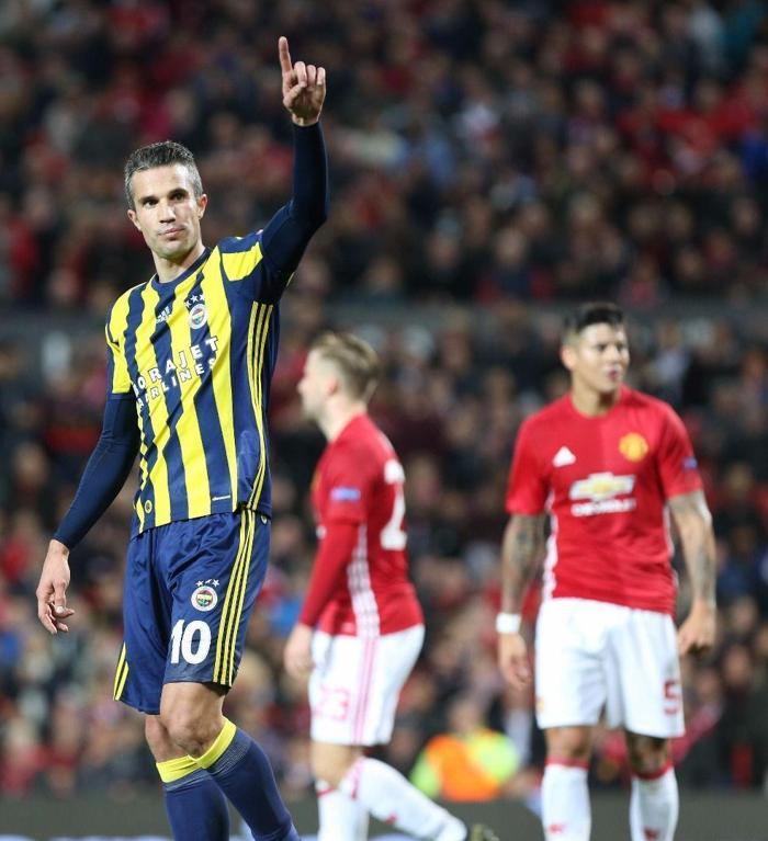 Fenerbahçede Van Persie, Burak Yılmazın yanına gidiyor