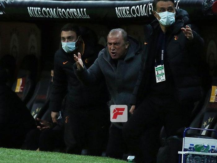Galatasarayda Fatih Terim sinirden çılgına döndü, yere düştü